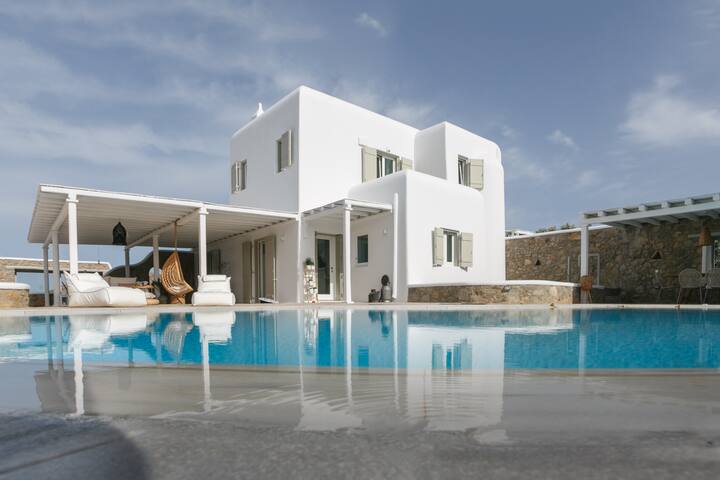 The Ilior Retreat Villa gallery image 2