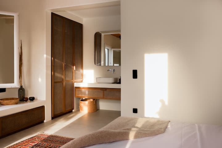 Interior of the guest house with the Zeta room