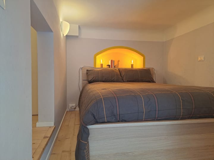 طابق نصفي بسرير مزدوج وخزانة ملابس صغيرة