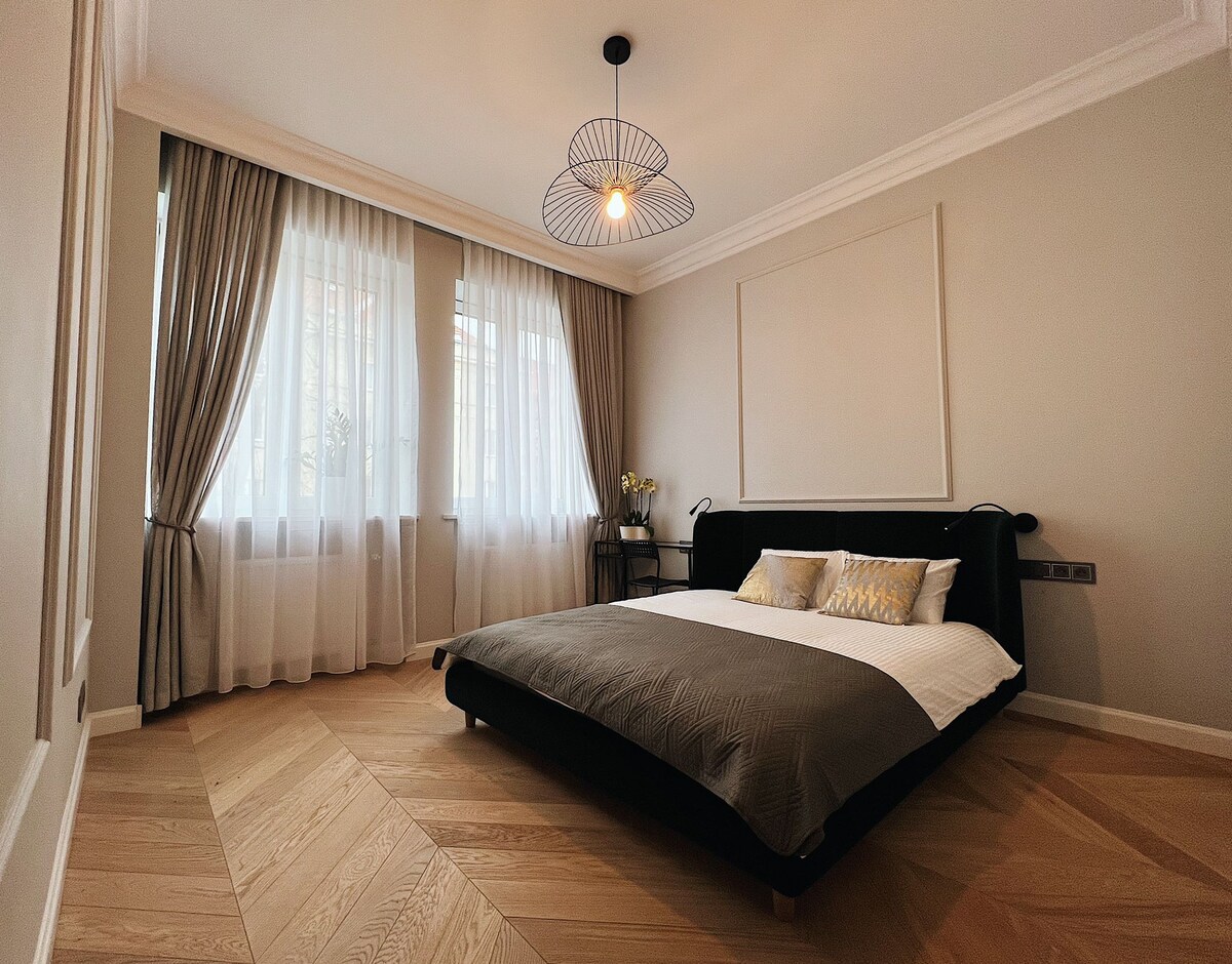 Priestranná hlavná spálňa so šatníkom