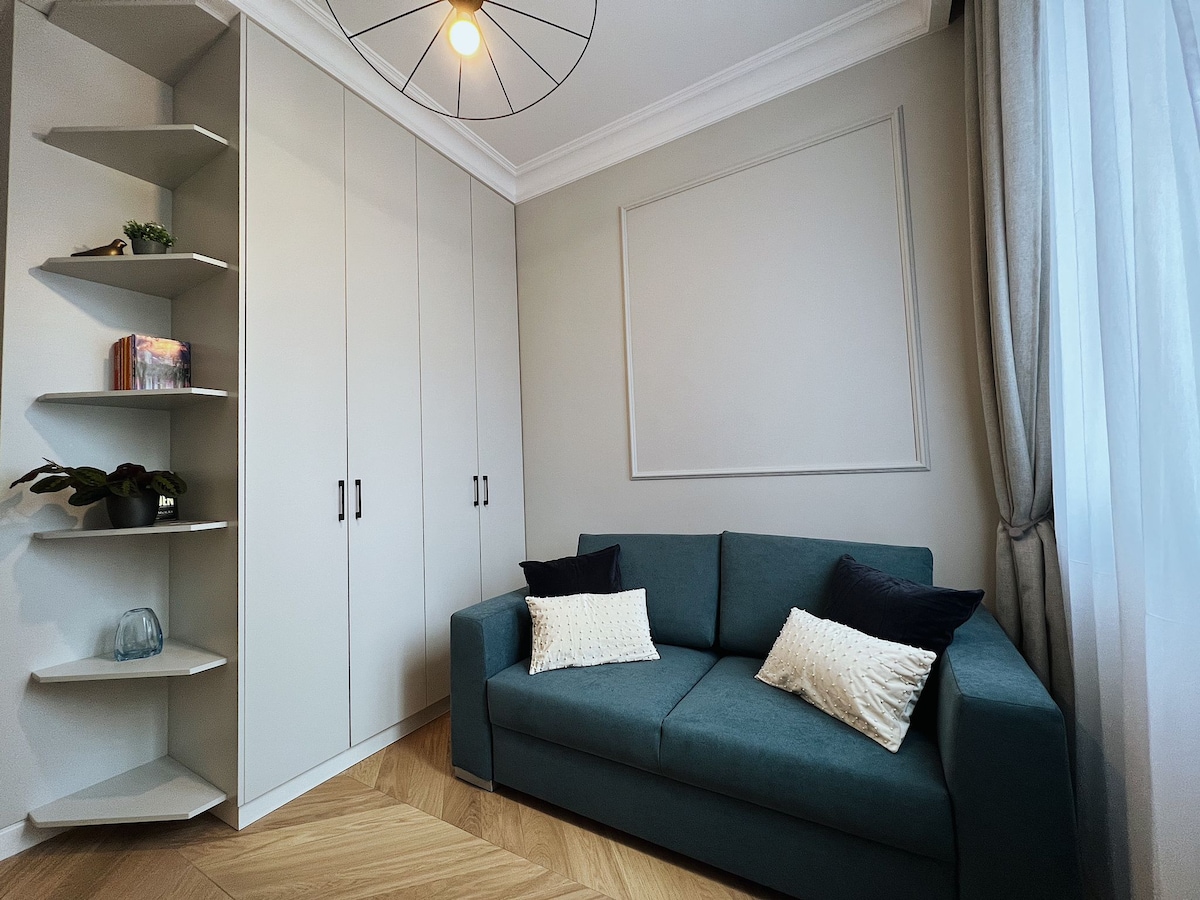 Druhá spálňa je vybavená rozkladacou pohovkou a pracovnou stanicou