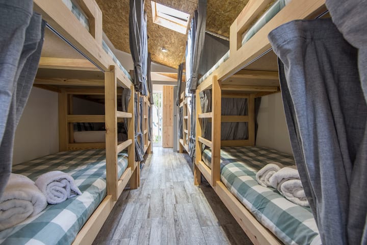 12 Camas em beliche com cortina, luz de leitura, tomada, pequena prateleira, roupeiro, toalha, ar condicionado e wifi 5G/12张单人床，配有窗帘、阅读灯、插座、小架子、衣柜、毛巾、空调和5G无线网络