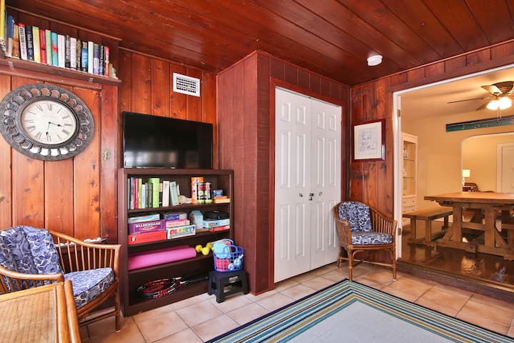 El estudio/3er dormitorio tiene sofá cama, tocador pequeño, TV de streaming, juegos, tapetes de yoga, pesas y buenos libros para leer.