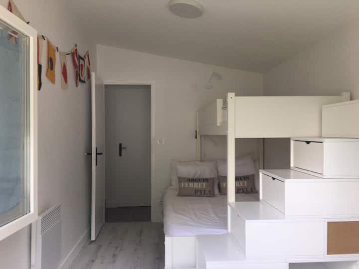 Habitación 3
Litera: abajo 140 cm, arriba 90 cm (más de 6 años)