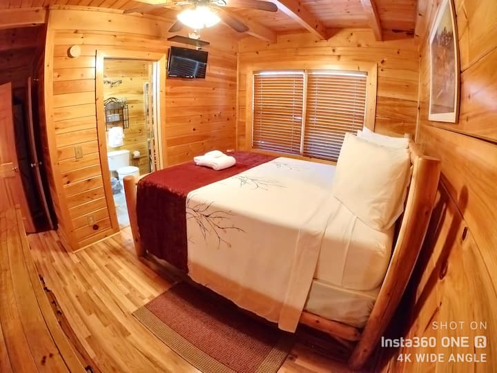 Dormitorio queen con colchón Memory Foam.  Acceso al baño completo privado.