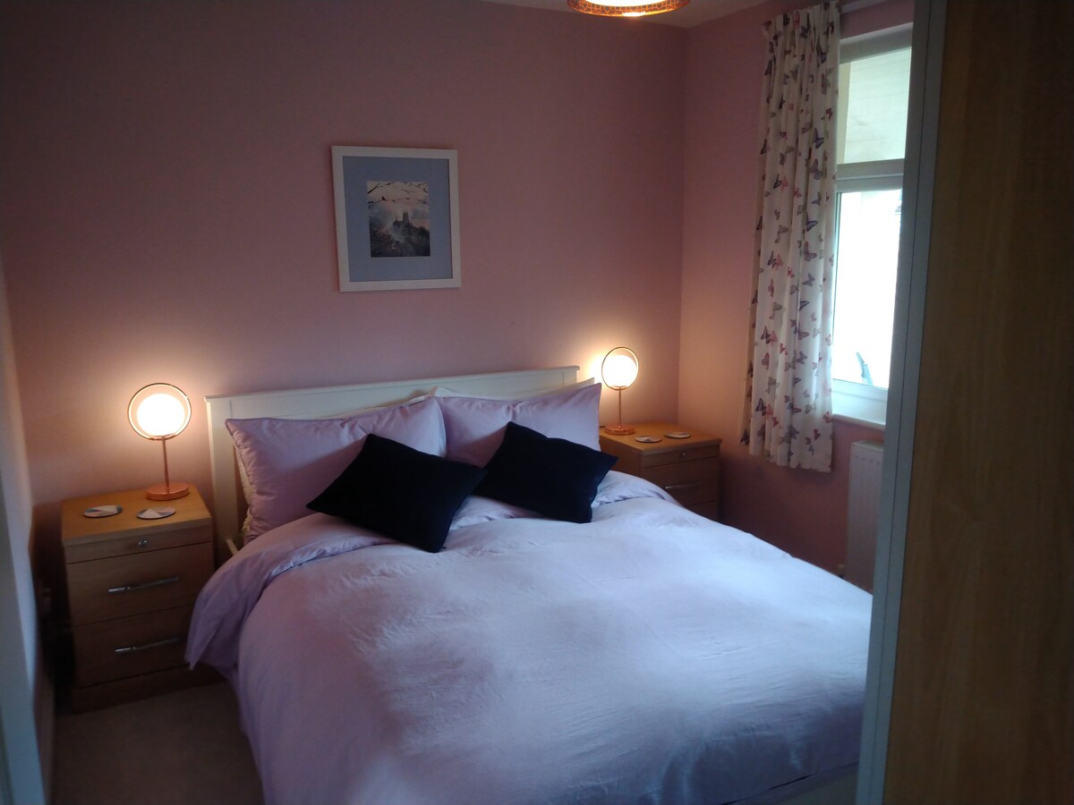 חדר שינה קדמי עם שמש בוקר.