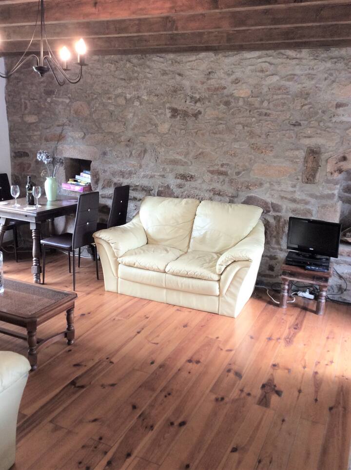 Lovely Stone Cottage
Sleeping 4 (2+2 Children) - Rostrenen