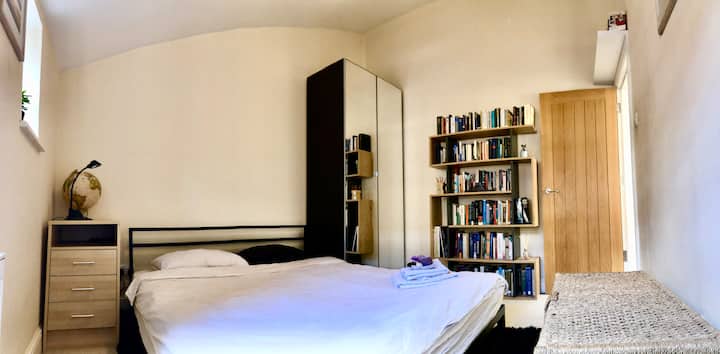 Dormitorio con cama de tamaño súper rey con colchón Casper