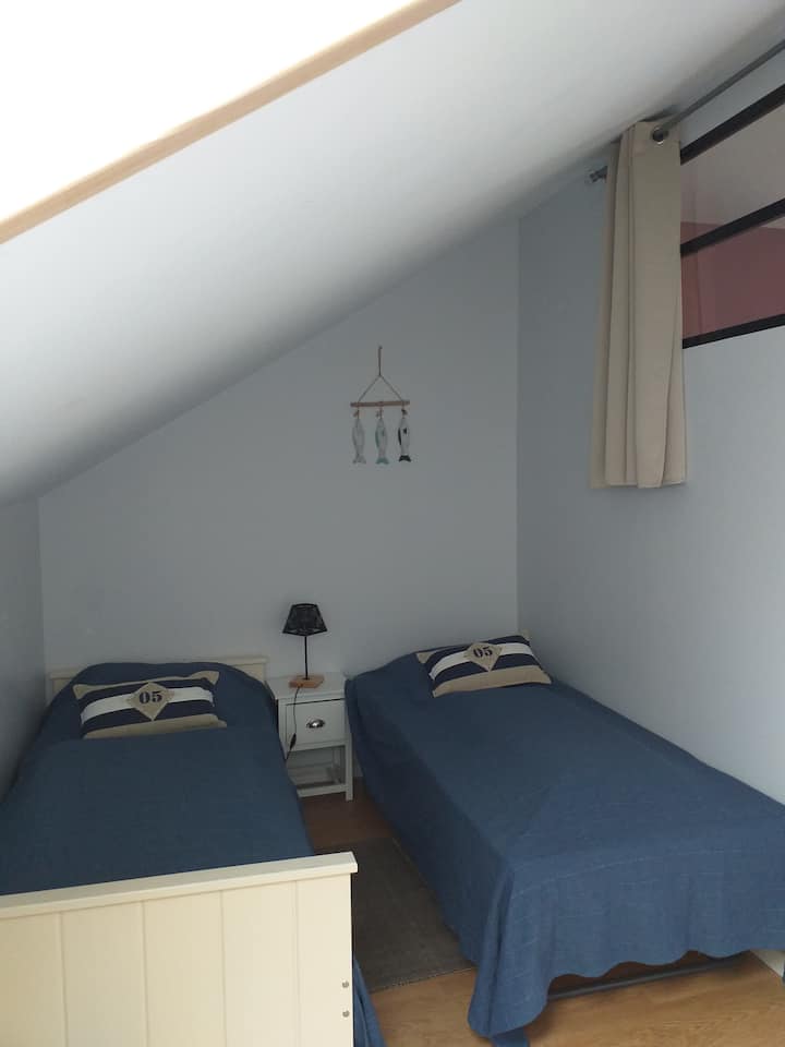 hálószoba 3

2 db 190x80-as kihúzható ágy
összetolható, hogy kétszemélyes ágy legyen