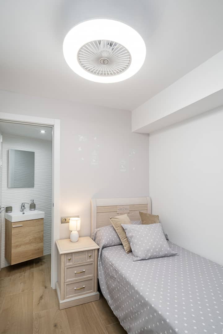 ห้องเล็กที่มีโถสุขภัณฑ์ในตัวภายในห้องมีไฟให้เลือก 3 แบบพร้อมพัดลมที่มีความจุแตกต่างกัน ทั้งหมดมีรีโมทคอนโทรล การตกแต่งเล็กๆในหัวมุมมองที่ดีกว่าในรูปถ่ายอื่นๆ..