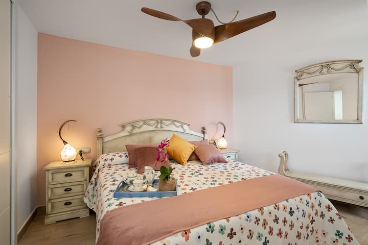 ห้องเตียงใหญ่พร้อมเตียงคิงไซส์ Lamparitas พร้อมแสงโดยรอบ พัดลมที่มีความเร็วที่ตั้งโปรแกรมได้แตกต่างกันด้วยรีโมทคอนโทรล ด้วยแสง 3 ประเภทขึ้นอยู่กับสภาพแวดล้อมที่คุณต้องการ ม้านั่งและกระจกตรงกับศีรษะตู้เสื้อผ้า