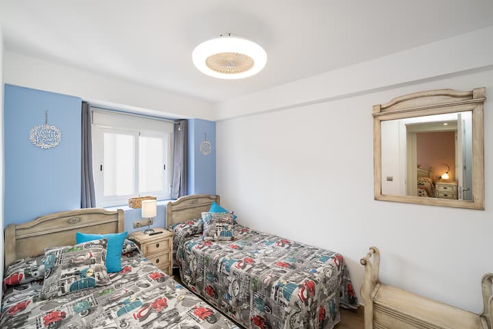 ห้องพักขนาดกลางพร้อมเตียงสองเตียงวิวชายหาด เลือกแสงและแสงโดยรอบได้ 3 แบบด้วย Lamparita พัดลมในตัวพร้อมรีโมทคอนโทรลเงียบสงบด้วยตำแหน่งความเร็วที่แตกต่างกัน