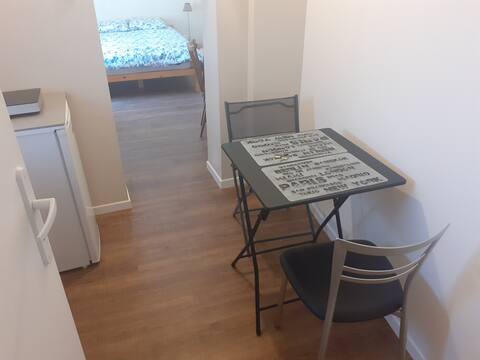 Top Airbnb: "Private entrance" studio apartment in the city center. à La Flèche