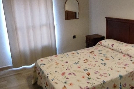 Prostrana spavaća soba, vrlo svijetla, s velikim ormarom