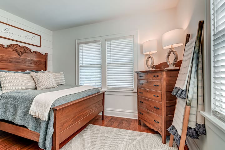 A good night’s slumber awaits in Bedroom 2, featuring a full-size bed with stately wood
bed frame and headboard.