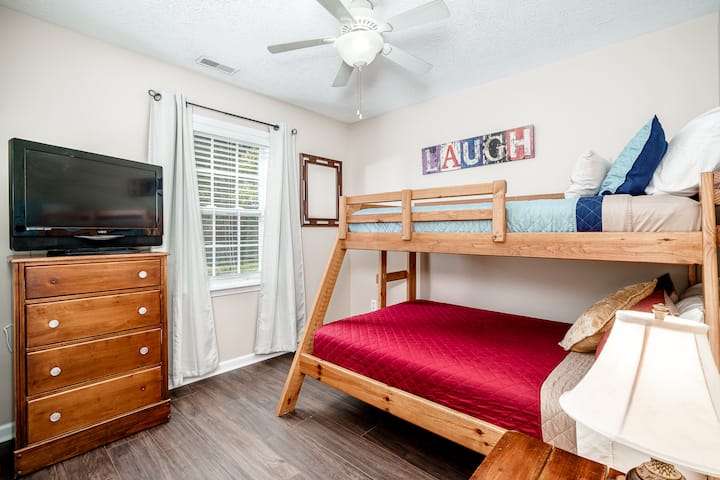 Übernachtungen stilvoll gemacht! Unser Etagenschlafzimmer verfügt über ein Doppelbett mit einer Kommode, einem Schrank und Unterhaltung mit einem Fernseher mit Roku. Egal, ob es sich um Nachtgeschichten oder Filmmarathons handelt, in diesem gemütlichen Raum gibt es Spaß für alle.