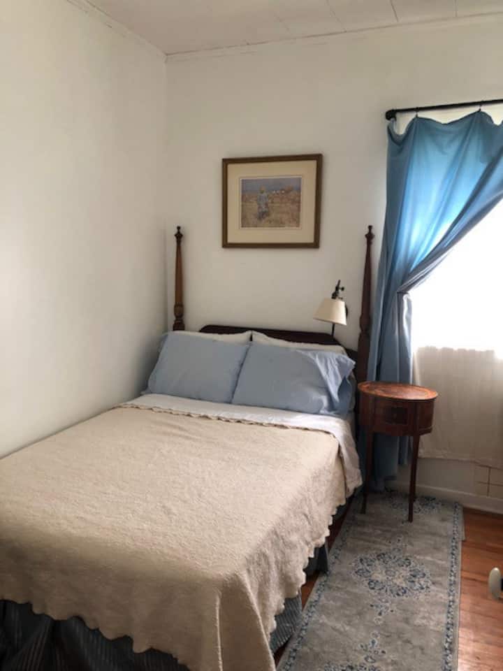 Room 4 at The Roost over Rafter’s Tavern (b. 1889) Houses for Rent in