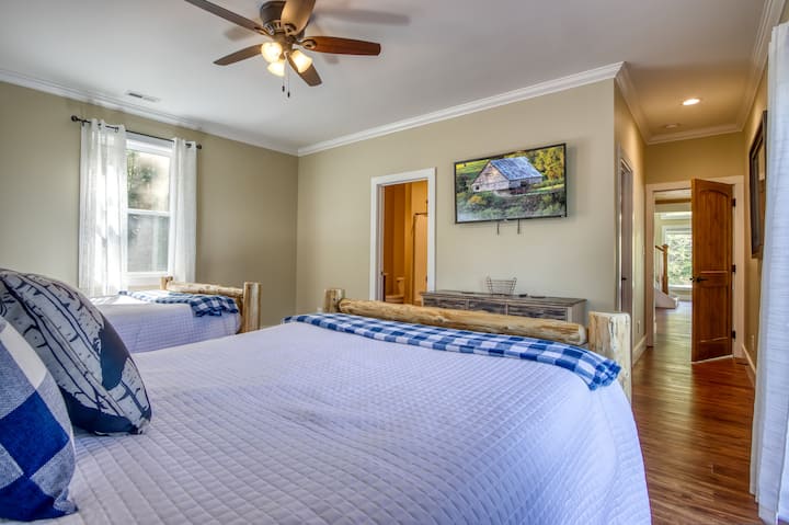 Спалня на долния етаж, 2 двойни легла