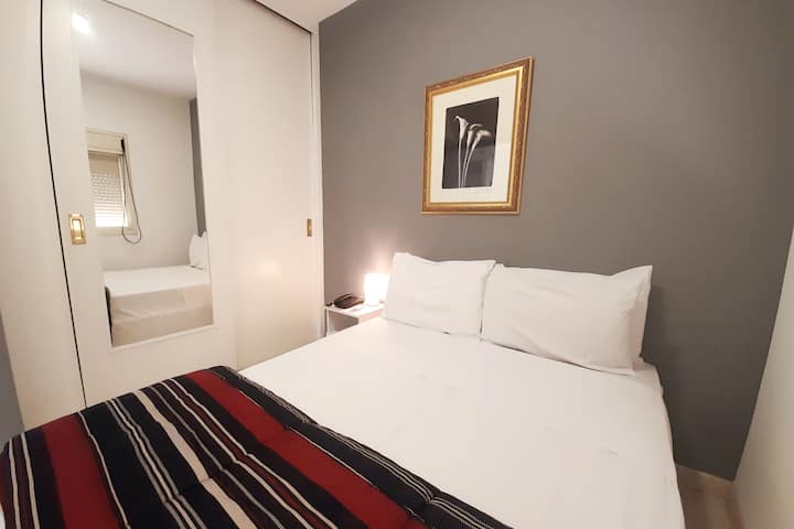 Спалната соба е одвоена од дневната соба.