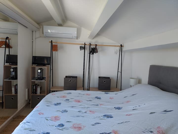 Chumba cha kwanza cha kulala, kitanda chenye ukubwa wa kifalme chenye kiyoyozi