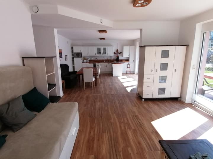 Vue du salon et de la chambre à coucher sur la cuisine-séjour