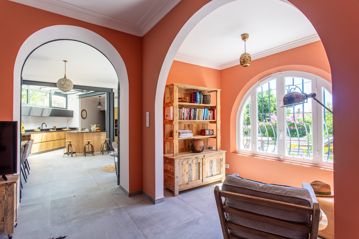 TV salónik a knižnica s možnosťou zatvorenia dverí do kuchyne / jedálne, výhľad do záhrady