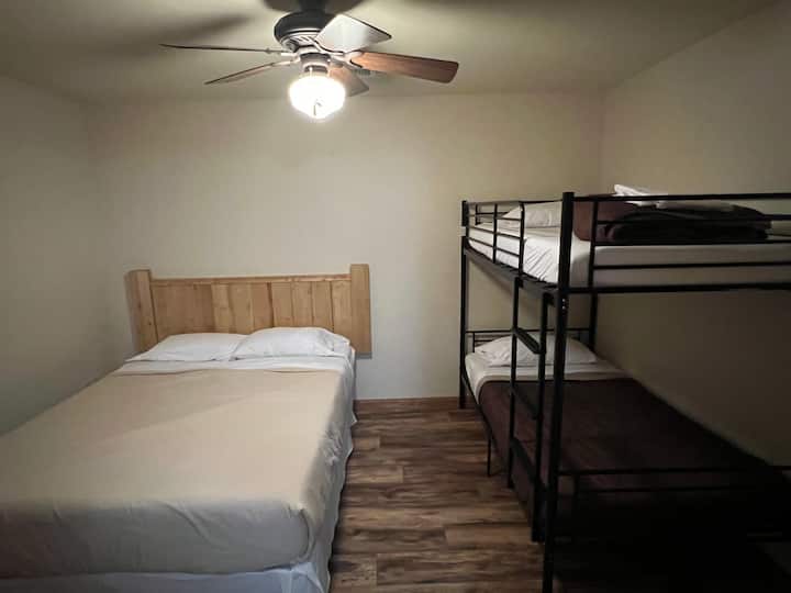 1号单元4号卧室-标准双人床，配备两张单人床