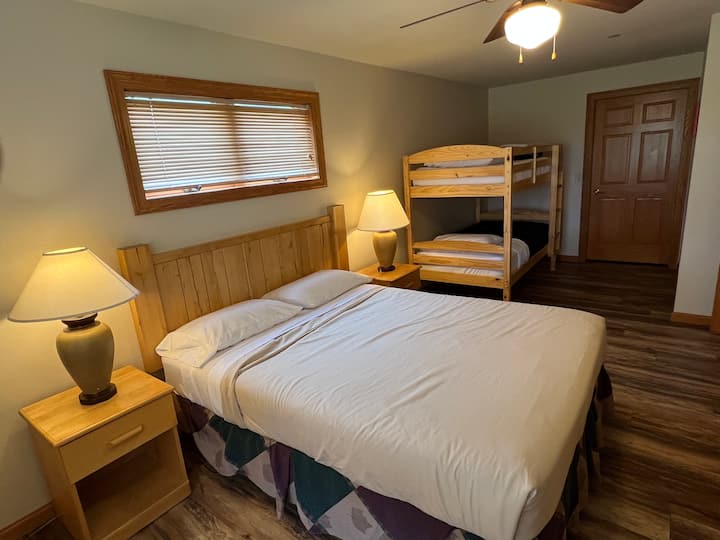 1单元2号卧室-标准双人床和两张单人床