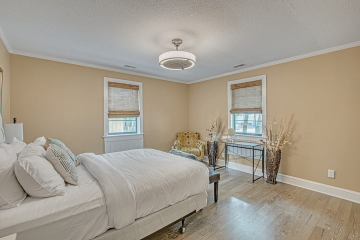 Velika spavaća soba s prirodnim svjetlom koja struji s stražnjeg prozora i stražnje strane prozora objekta.  Prostor za radnu stanicu i dovoljno prostora za odlaganje odjeće.

bračni krevet