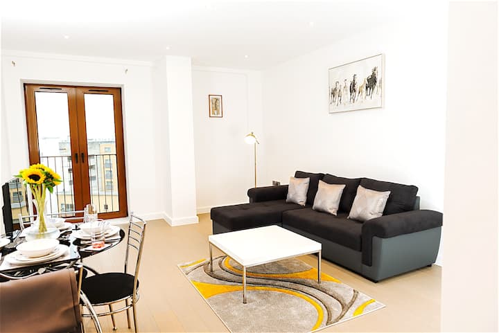 Sala de estar con sofá cama cómodo Televisión inteligente con Netflix para disfrutar de tus programas favoritos.