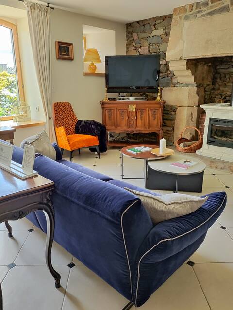 Large bed and breakfast in a green setting