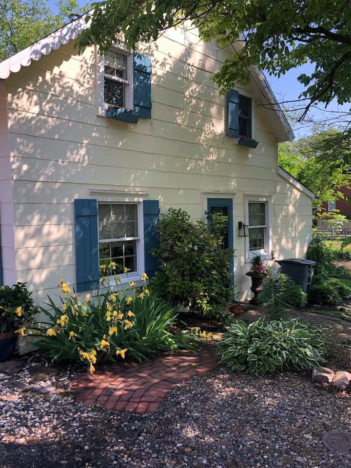 Historic Tiny Cottage on the Delaware Canal Cottages for Rent in