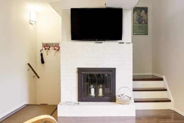 Urban Chalet In Private Complex With Parking - Toronto
