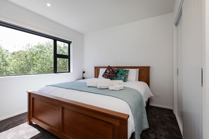 1. bračna soba (širine 180 - 200 cm 