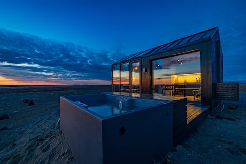 Grænn Glass Cottage w/ Hot Tub & Lava Field Views