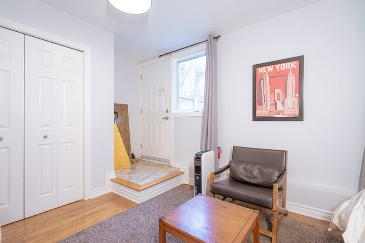 Elegant Downtown Studio With Outdoor Patio - Ottawa