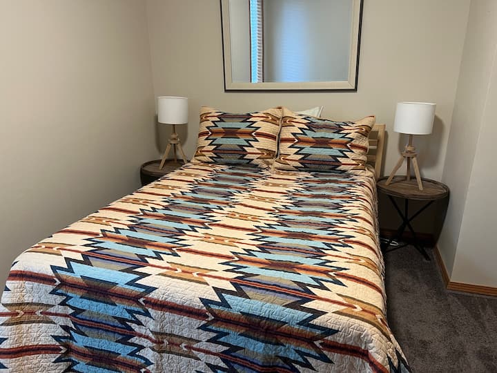 Chumba cha kulala cha tatu na kitanda cha watu wawili. Uhesabu wa nyuzi nyingi, blanketi zito na blanketi la Pendleton.