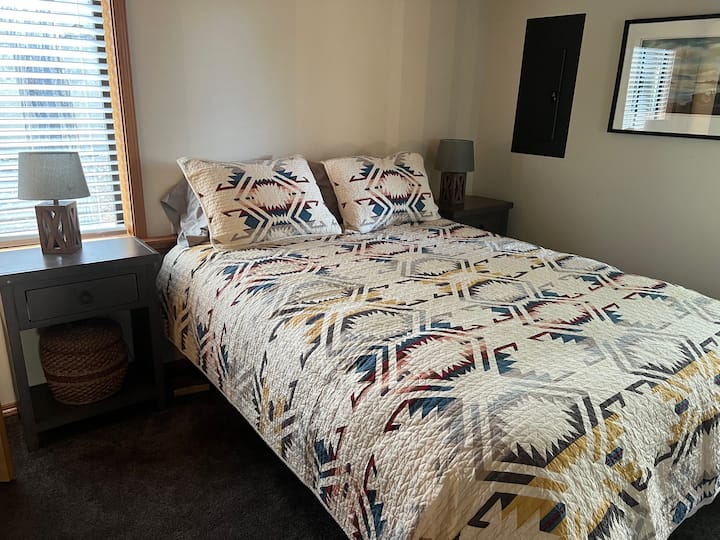 Chumba cha kulala cha pili na kitanda cha malkia. Uhesabu wa nyuzi nyingi, blanketi zito na blanketi la Pendleton. Inastarehesha sana!!!!!