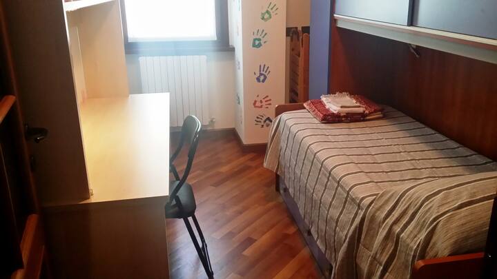 ЕДИНИЧНА СПАЛНЯ - легло с просторен килер на терасата и бюро/библиотека