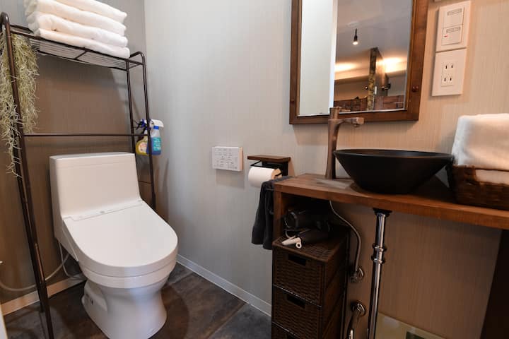 トイレは温水洗浄機能を備えています。
トイレは温水洗浄機能付です。
