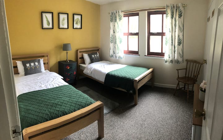 Twin room with built-in wardrobe