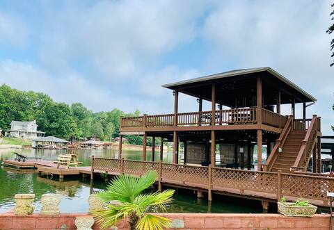 Incredible Lake Harding waterfront lake home!
