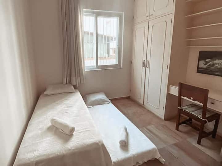 Chumba kimoja cha kulala kilicho na kitanda kidogo, makabati, mapambo, feni ya dari, kiyoyozi kilichogawanyika na (jua la asubuhi).