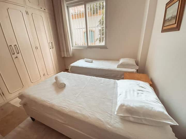 Chumba cha kulala mara mbili kilicho na makabati, mapambo, feni ya dari, kiyoyozi kilichogawanyika na (jua la asubuhi).