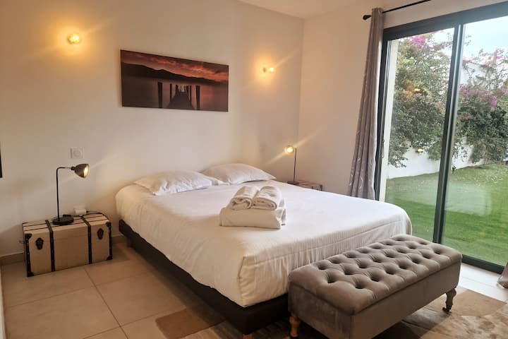 Chambre parentale avec salle d'eau, climatisée et vue piscine