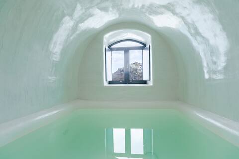 Doukas Caldera Suite with Indoor Plunge Pool