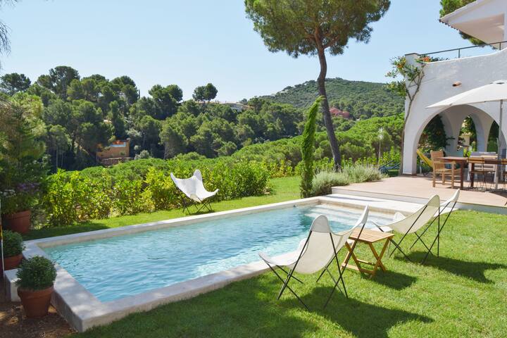 Villa with swimming pool 800 metres from the beach gallery image 5