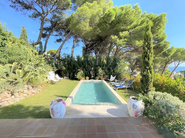 Villa with swimming pool 800 metres from the beach gallery image 3