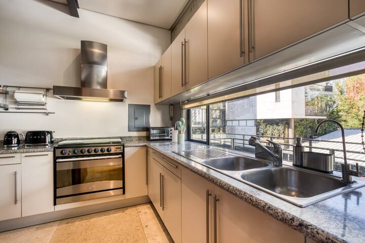 Departamento con techo de doble altura en Condesa. gallery image 2