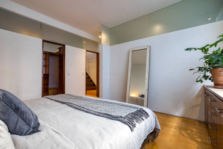 Departamento con techo de doble altura en Condesa. gallery image 5